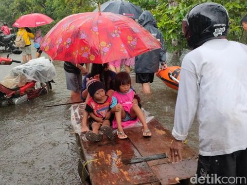 Banjir di Kota Pekalongan makin meninggi sehingga warga dan anak-anak mulai mengungsi, Minggu (7/2/2021)
