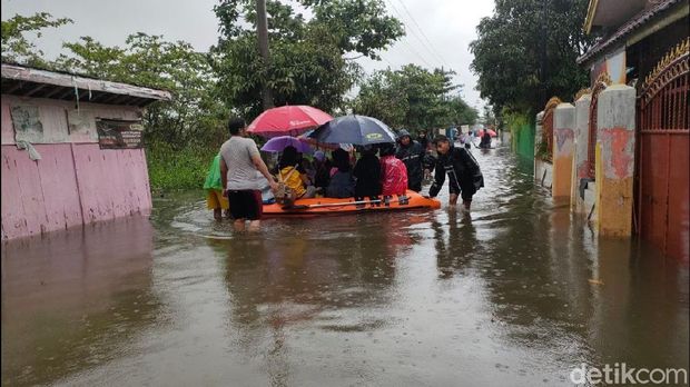 Banjir di Kota Pekalongan makin meninggi sehingga warga dan anak-anak mulai mengungsi, Minggu (7/2/2021)