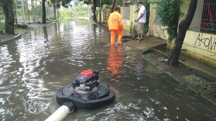 Banjir di Pejuang Bekasi. Foto diambil sekitar pukul 08.30 WIB