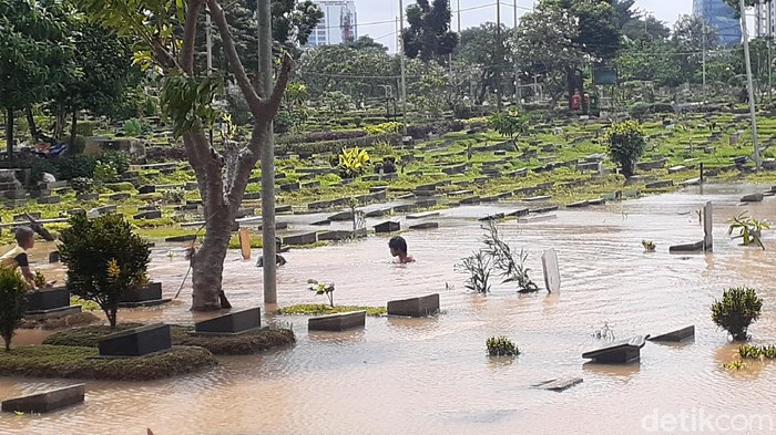Banjir di TPU Karet Bivak