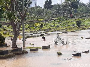 Banjir di TPU Karet Bivak Jadi Tempat Main Anak-anak