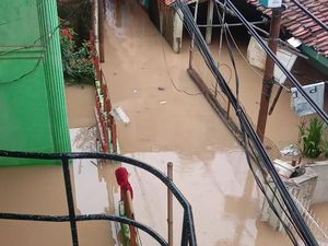 Banjir Landa Kawasan Rawajati Jaksel, Tinggi Air Capai 1 Meter