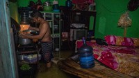 Menurut data yang dihimpun Badan Penanggulangan Bencana Daerah (BPBD) Kota Semarang, sekitar 76 kelurahan yang tersebar di 10 kecamatan di Kota Semarang terendam banjir akibat curah hujan tinggi sejak Jumat (5/2) malam.