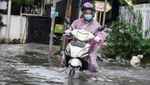 Kasihan! Pemotor Jatuh saat Terobos Banjir