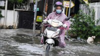  Hujan deras yang mengguyur Jakarta pada Minggu (7/2) dini hari menyebabkan kawasan tersebut tergenang air dengan ketinggian 30-50 cm sehingga mengganggu aktivitas warga.