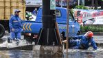 Kasihan! Pemotor Jatuh saat Terobos Banjir