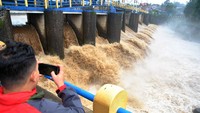 Warga di bantaran sungai Ciliwung, Jakarta pun harus waspada terhadap potensi banjir.
