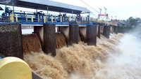 Pengendara motor melaju di atas jembatan Bendung Katulampa, Kota Bogor, Jawa Barat, Minggu (7/2/2021).
