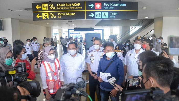 Dirjen Perhubungan Darat Kementerian Perhubungan (Kemenhub) Budi Setiyadi bersama jubir Kemenhub Adita Irawati