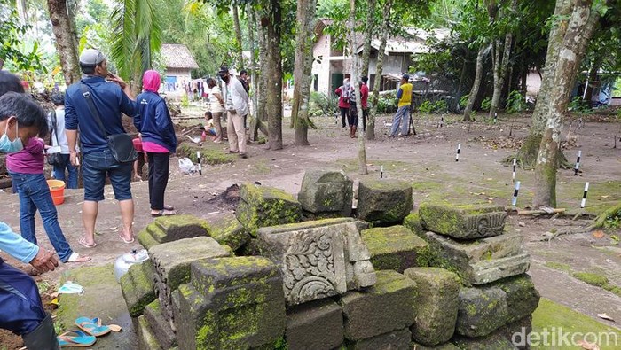 Ekskavasi di Situs Kolokendang Magelang, petugas BPCB temukan komponen batu candi, Sabtu (6/2/2021).