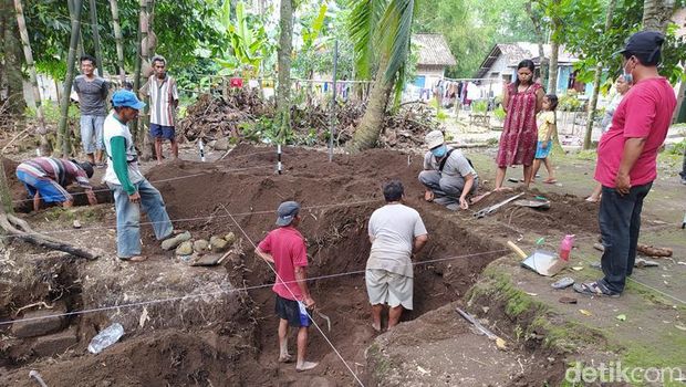 Ekskavasi di Situs Kolokendang Magelang, petugas BPCB temukan komponen batu candi, Sabtu (6/2/2021).