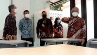 Plt Direktur Utama PT Bank Tabungan Negara (Persero) Tbk (BTN) Nixon LP Napitupulu bersama sejumlah Direksi BTN Jasmin, Andi Nirwoto,  Elisabeth Novi dan Rektor UGM Panut Mulyono meninjau ruang belajar HFC BTN (Housing Finance Centre) di lingkungan kampus UGM. (dok. UGM)