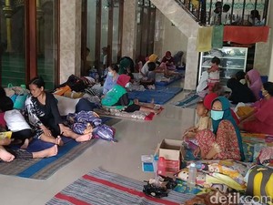 Kondisi Menurun, 1 Pengungsi Banjir di Kota Pekalongan Dievakuasi ke RS