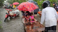 Pantauan detikcom, Minggu (7/2) sekitar pukul 14.00 WIB, di Perkampungan Pasirsari, Kelurahan Pasirkratonkramat, Kecamatan Pekalongan Barat, ketinggian air terpantau sekitar satu meter. Sebelumnya di lokasi ini ketinggian air sekitar 30-80 sentimeter.