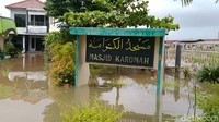 Titik pengungsian di Kampung Pasirsari ini menyebar di sejumlah titik. Namun, kebanyakan berada di pos pengungsian Masjid Al Karomah, Pekalongan Barat. Di Masjid Al Karomah ini banjir terlihat menggenangi bagian halaman, namun bagian dalam masih aman. Ketinggian air di halaman masjid sekitar 5-15 sentimeter. Tercatat ada 235 warga yang mengungsi di Masjid Al Karomah ini.
