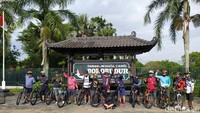 Meski demikian, ada wisatawan dari luar Jawa Tengah yang menuju Candi Borobudur. Tak bisa masuk, mereka akhirnya hanya berfoto di bawah papan nama Taman Wisata Borobudur. (Eko Susanto/detikcom)