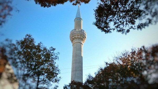 Berdiri kokoh dengan 6 buah pilar dan memiliki kubah setinggi 23,25 meter dengan menara setinggi 41,48 sebagai salah satu tanda kemegahan masjid yang dibangun di tengah hiruk pikuk kota Tokyo. (Tokyo Camii – Tokyo Mosque Facebook)