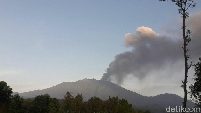 Hujan abu erupsi Gunung Raung menyebar ke Banyuwangi kota
