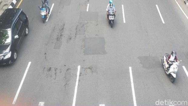 jalan-jalan surabaya mulai berlubang