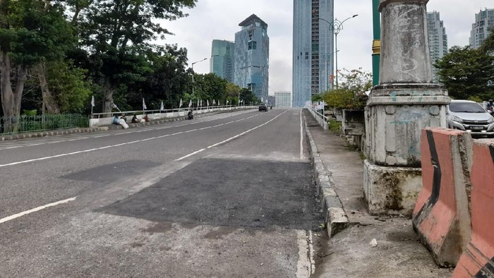 Jalan yang amblas sudah diperbaiki.
