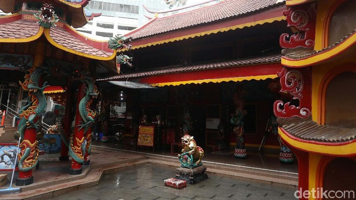 Jelang Imlek, Vihara Amurva Bhumi Sepi Gegara Corona Tahun Baru Imlek 2572 berlangsung di tengah pandemi COVID-19. Jelang Imlek, suasana di Vihara Amurva Bhumi, Jakarta, sepi.