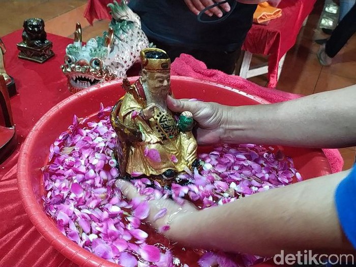 Jemaat membersihkan sejumlah patung dewa menjelang imlek di Ciamis