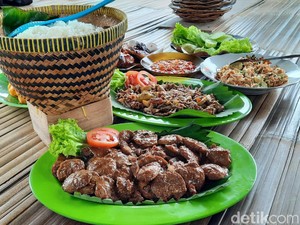 Sedapnya Menyantap Nasi Liwet dengan Pemandangan Sawah Mulyaharja