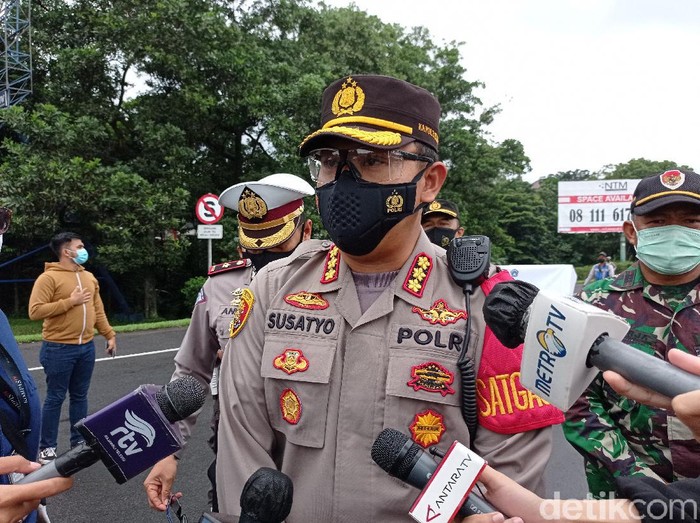 Kapolresta Bogor, Kombes Susatyo memantau titik pemeriksaan ganjil genap Bogor pada hari kedua pemberlakuan gage.