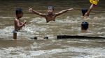 Keceriaan Anak Bukit Duri Bermain di Luapan Sungai Ciliwung