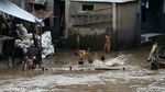 Keceriaan Anak Bukit Duri Bermain di Luapan Sungai Ciliwung