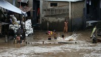 Luapan Sungai Ciliwung menyebabkan sejumlah pemukiman di kawasan Bukit Duri tergenang banjir.