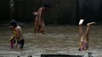Keceriaan Anak Bukit Duri Bermain di Luapan Sungai Ciliwung