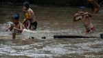 Keceriaan Anak Bukit Duri Bermain di Luapan Sungai Ciliwung