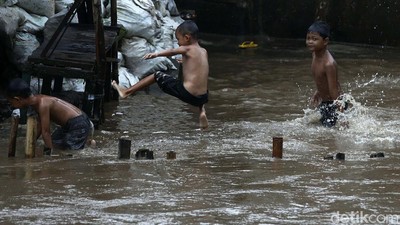 Keceriaan Anak Bukit Duri Bermain di Luapan Sungai Ciliwung