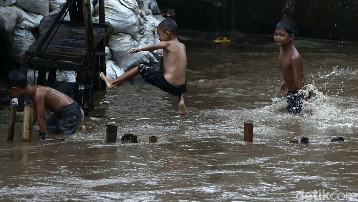  Keceriaan  Anak  Bukit Duri Bermain di  Luapan Sungai  Ciliwung