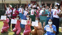 Para staf RS University, Yangon, juga melakukan protes yang sama.