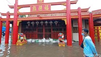 Dari pantauan di lokasi Klenteng Hok Tik Bio Desa Tanjung Karang terendam banjir, Minggu (7/2). Hal tersebut karena letak Klenteng bersebelahan jalan Kudus-Purwodadi yang tergenang banjir.