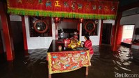 Ketinggian air di kawasan klenteng mencapai 40 Cm. Tampak tempat bersembahyang pun terendam banjir. Jemaat pun harus memindahkan patung dewa ke tempat yang tidak terkena banjir.