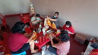 Setelah dibawa ke tempat yang tidak terdampak banjir, jemaat mulai bersih-bersih patung dewa. Satu persatu patung dewa dibersihkan.