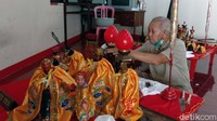Patung yang terbuat dari batu dibersihkan dengan air lalu pakai kuas, agar debunya hilang. Setelah bersih kembali ditaruh ke tempat sembahyang.