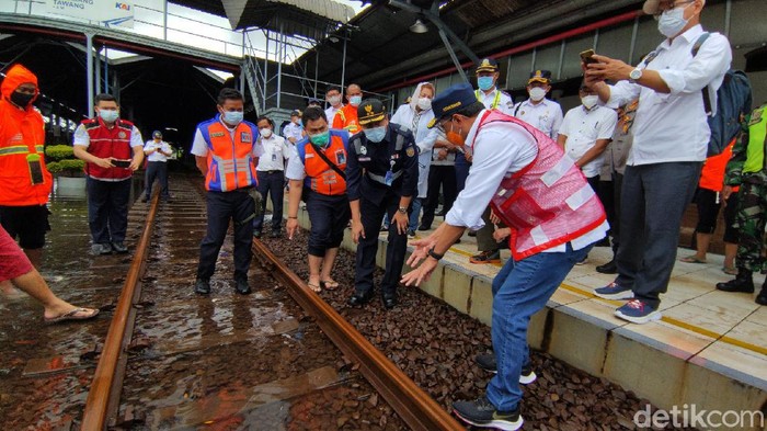 Menhub Budi Karya meninjau Stasiun Tawang Semarang yang tergenang banjir, Minggu (7/2/2021)