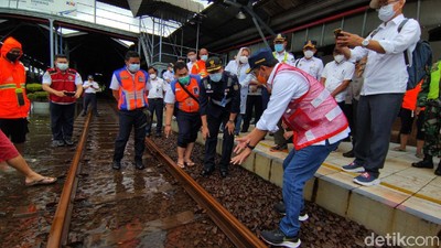 Menhub Tinjau Stasiun Tawang yang Kebanjiran