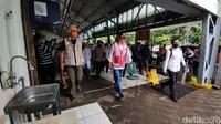 Budi Karya di dampingi beberapa pejabat termasuk Gubernur Jawa Tengah, Ganjar Pranowo dan Wakil Wali Kota Semarang, Hevearota Gunaryanti Rahayu atau Ita meninjau Bandara Jendral Ahmad Yani yang sudah bisa beroperasi hari ini dan dilanjut ke stasiun Tawang.