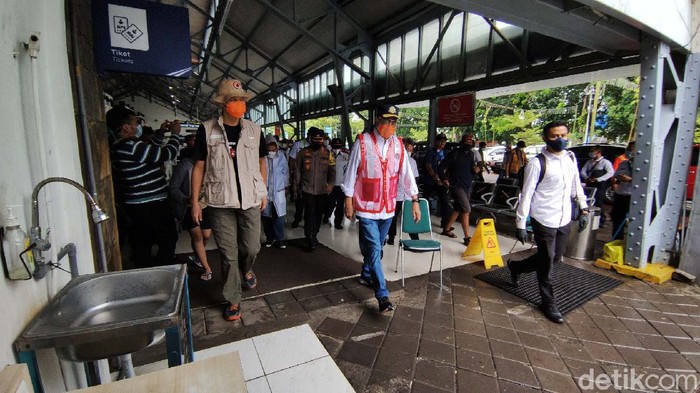 Menhub Tinjau Stasiun Tawang yang Kebanjiran Menteri Perhubungan (Menhub) Budi Karya Sumadi meninjau Stasiun Tawang, Semarang. Sebelumnya Stasiun Tawang terendam banjir.