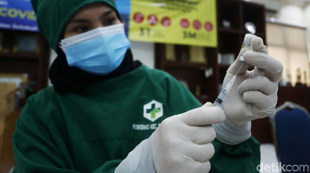 DKI Jakarta menggelar vaksinasi COVID-19 massal bagi tenaga kesehatan (Nakes) di sejumlah puskesmas. Salah satunya di Puskesmas Kecamatan Setiabudi.