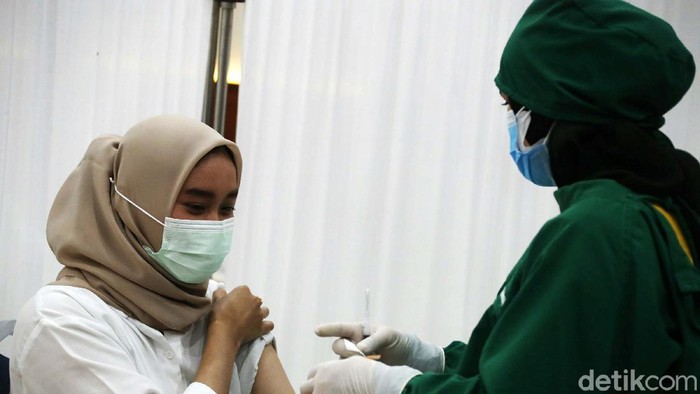 DKI Jakarta menggelar vaksinasi COVID-19 massal bagi tenaga kesehatan (Nakes) di sejumlah puskesmas. Salah satunya di Puskesmas Kecamatan Setiabudi.