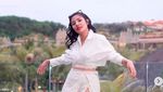 Pose Menggoda Nindy Ayunda