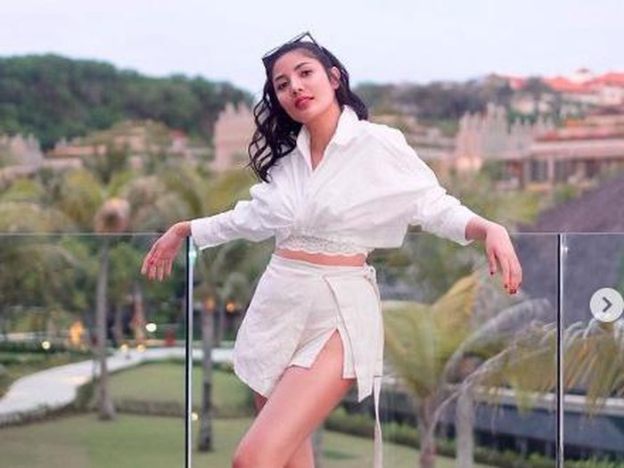 Pose menggoda Nindy Ayunda