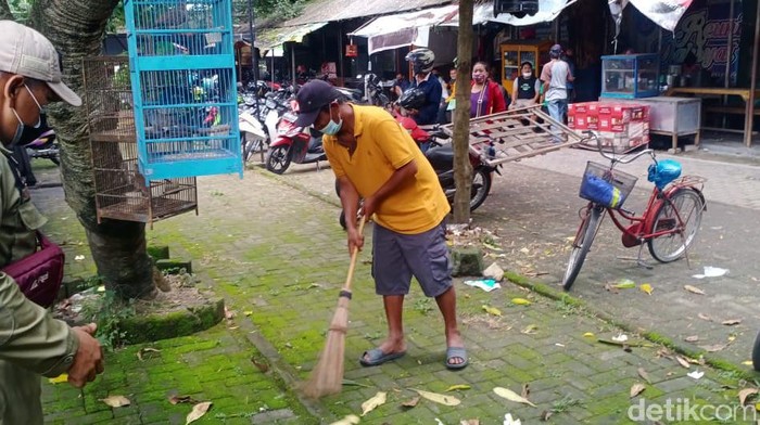 Para pelanggar Jateng di Rumah Saja Solo dihukum menyapu fasilitas umum, Minggu (7/2/2021)