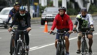 Jalur sepeda permanen itu akan dilengkapi pijakan kaki di simpang dalam lintasan jalur, way finding atau petunjuk jalan, hingga rest area berupa bike rack pada trotoar. 
